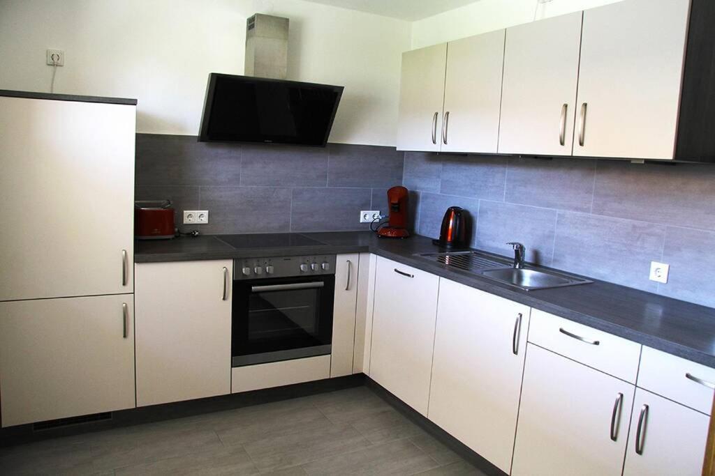 Schoene Helle Ferienwohnung In Waldnaehe Berching Luaran gambar