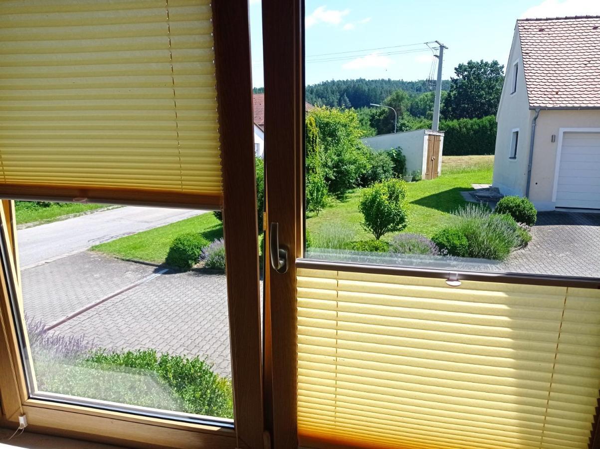 Schoene Helle Ferienwohnung In Waldnaehe Berching Luaran gambar